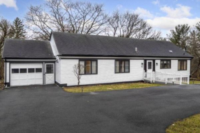 Cayuga bungalow on lake—sleeps 13—outdoor firepit